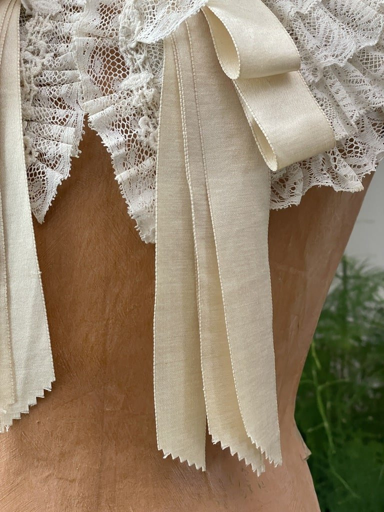 Col en dentelle ruchée et rubans de soie crème - Valenciennes aux fuseaux - Vers 1900-photo-2