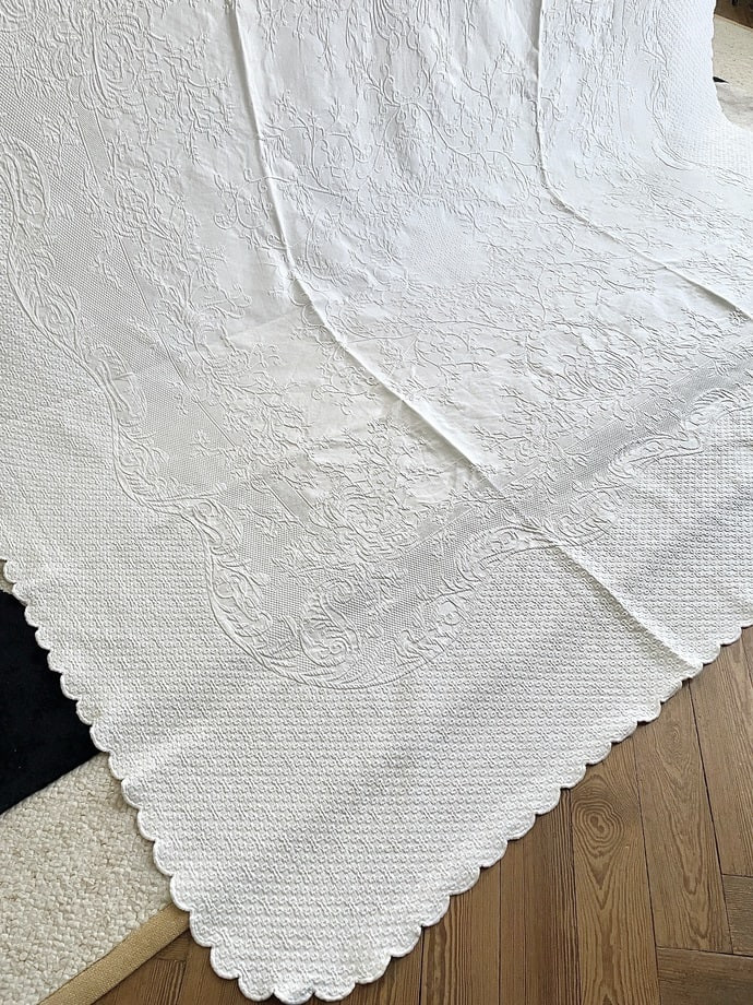 Very Large White Cotton Piqué Bedspread - 4 Scalloped Sides - Vintage Linen-photo-2
