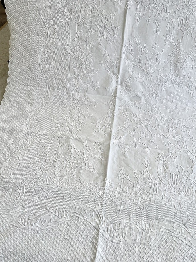 Very Large White Cotton Piqué Bedspread - 4 Scalloped Sides - Vintage Linen-photo-3