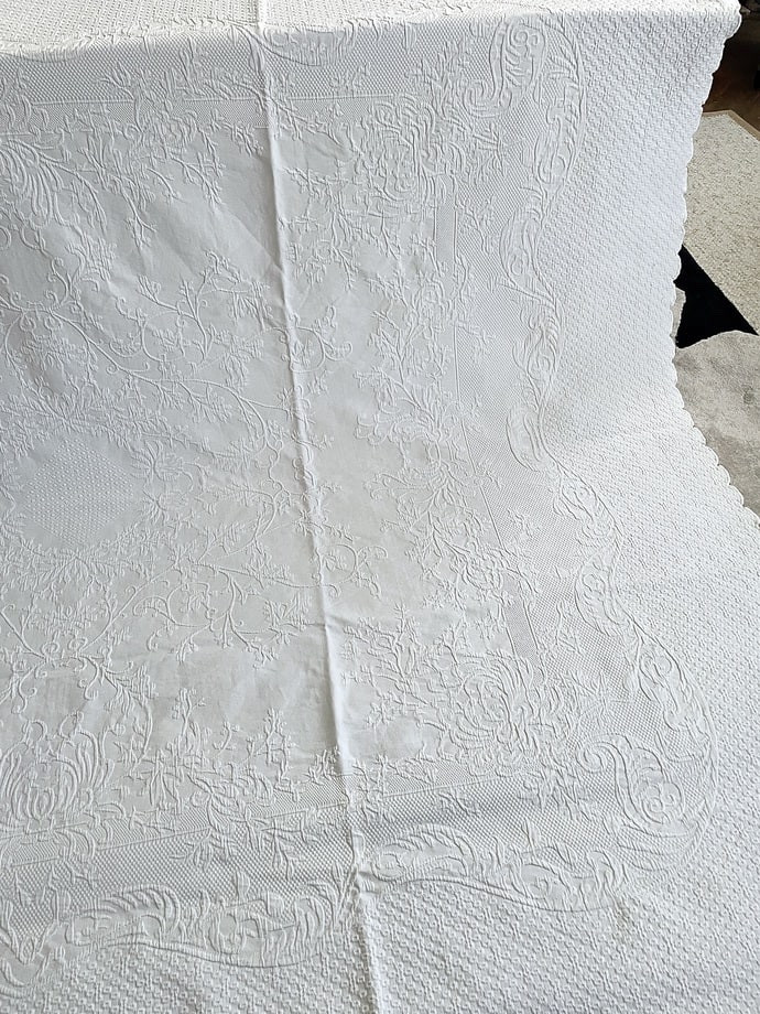 Very Large White Cotton Piqué Bedspread - 4 Scalloped Sides - Vintage Linen-photo-4