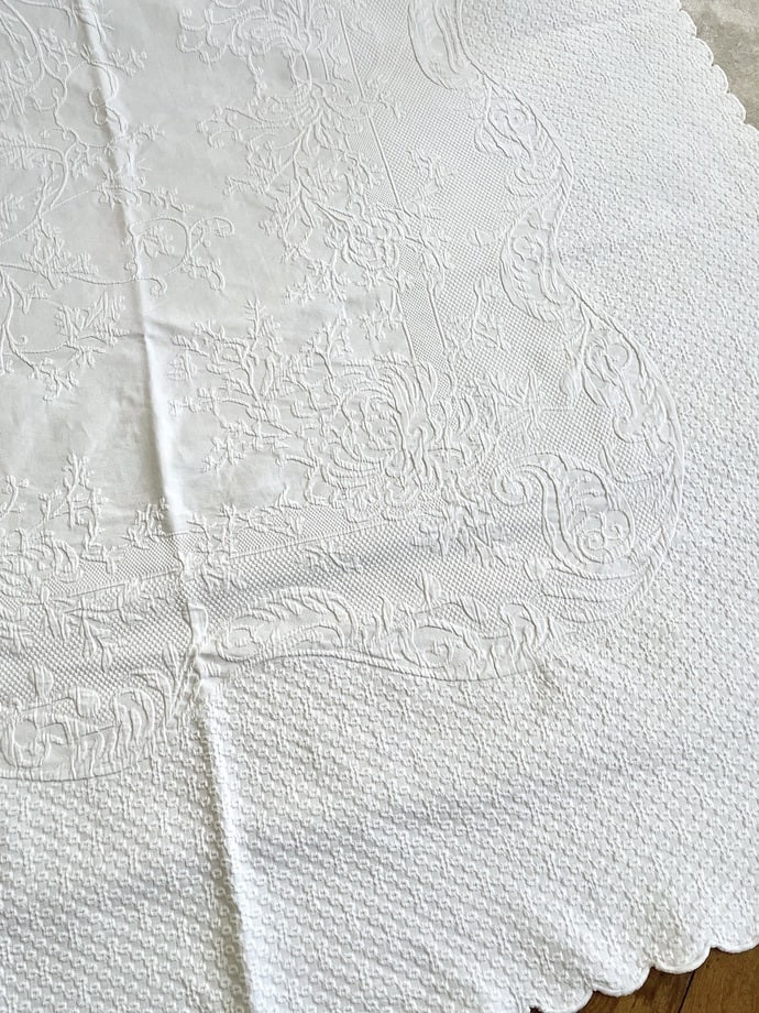 Very Large White Cotton Piqué Bedspread - 4 Scalloped Sides - Vintage Linen-photo-1