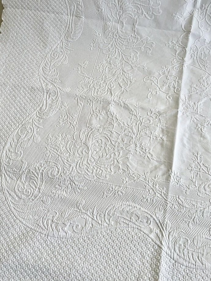 Very Large White Cotton Piqué Bedspread - 4 Scalloped Sides - Vintage Linen-photo-3