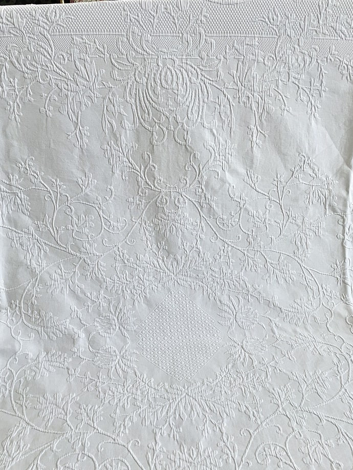 Very Large White Cotton Piqué Bedspread - 4 Scalloped Sides - Vintage Linen-photo-4