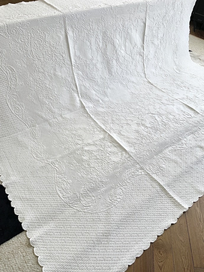 Very Large White Cotton Piqué Bedspread - 4 Scalloped Sides - Vintage Linen-photo-6