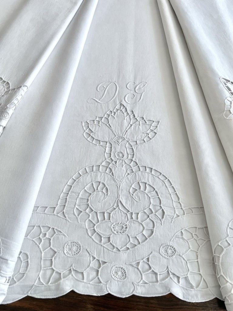 Large Linen Sheet With Dg Initials - Renaissance Fleurdelisée Embroidery - Antique Linen
