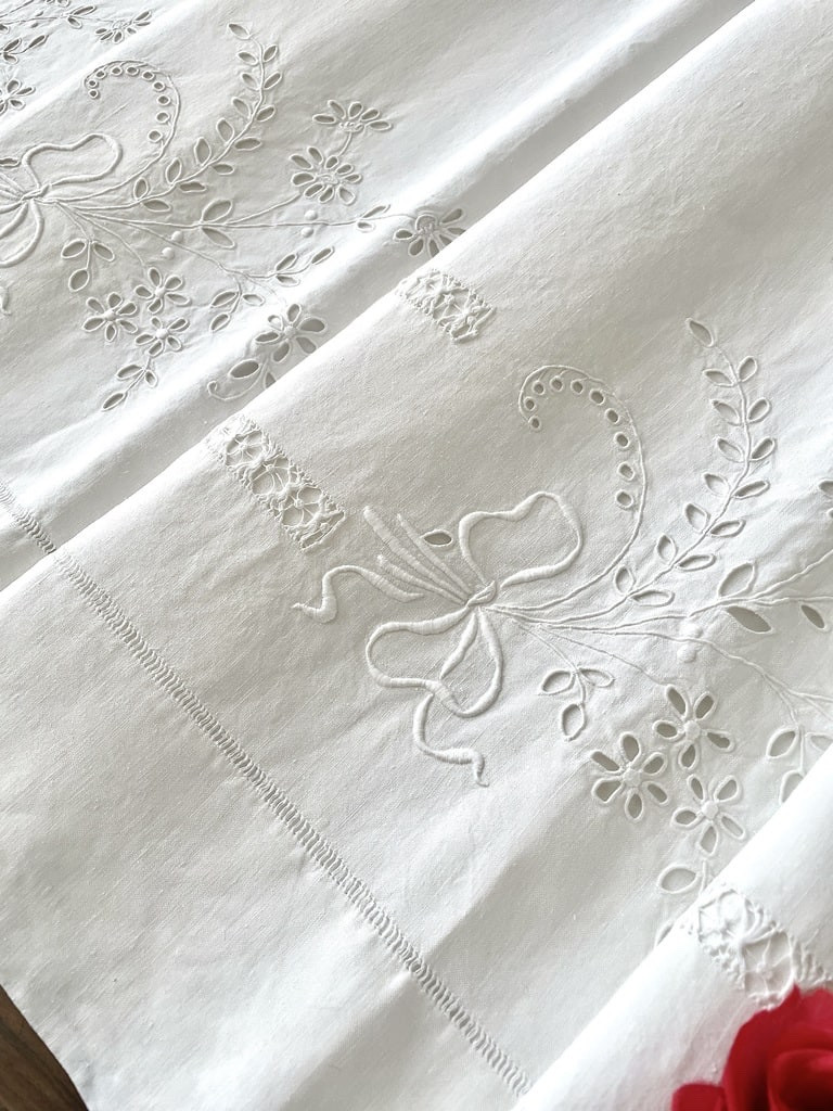 Drap en lin non chiffré - Fleurs Rubans et jours à fils tirés brodés main - Linge ancien -photo-2