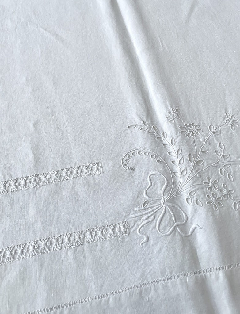 Drap en lin non chiffré - Fleurs Rubans et jours à fils tirés brodés main - Linge ancien -photo-3