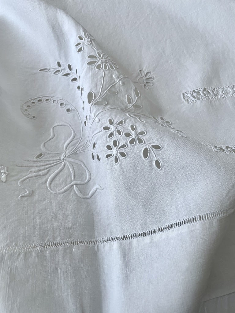 Drap en lin non chiffré - Fleurs Rubans et jours à fils tirés brodés main - Linge ancien -photo-4