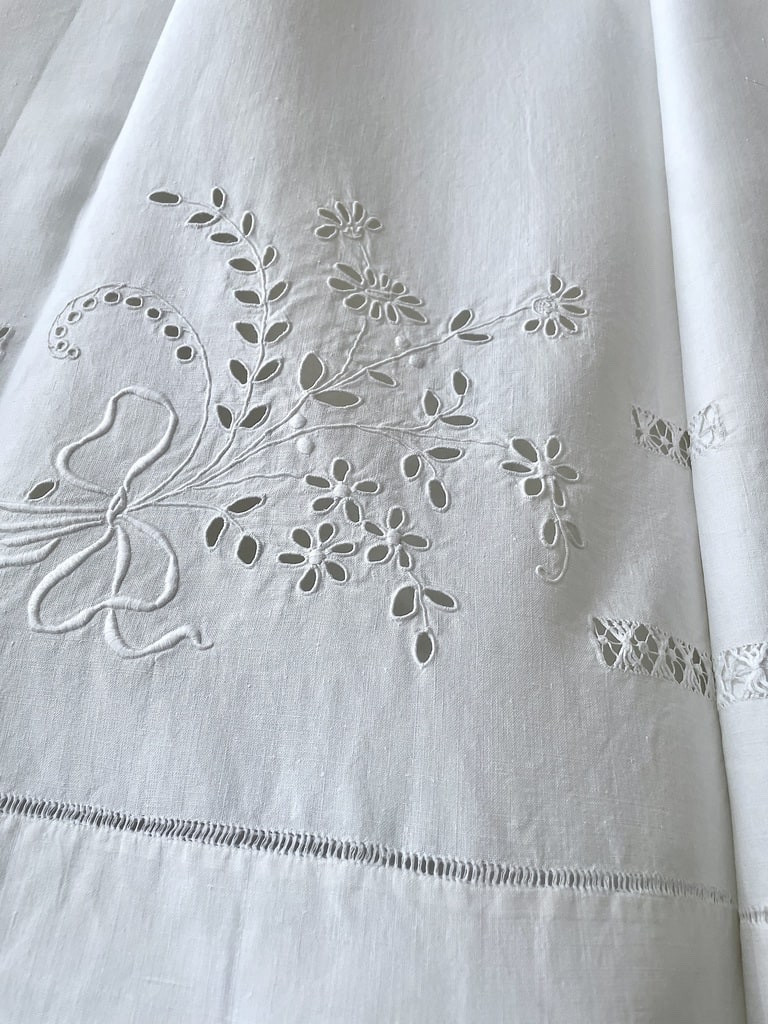 Drap en lin non chiffré - Fleurs Rubans et jours à fils tirés brodés main - Linge ancien -photo-1