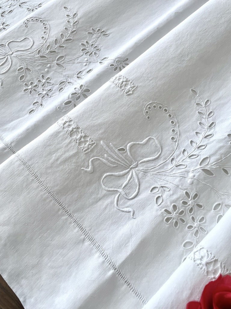 Drap en lin non chiffré - Fleurs Rubans et jours à fils tirés brodés main - Linge ancien -photo-5