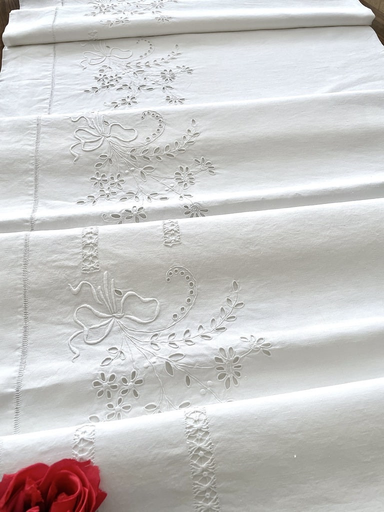 Drap en lin non chiffré - Fleurs Rubans et jours à fils tirés brodés main - Linge ancien 