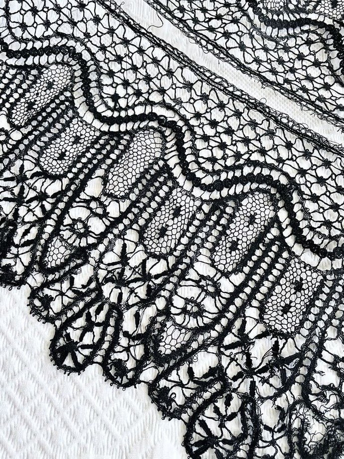 Long Flounce In Black Silk Guipure - Antique Bobbin Lace From Le Puy-en-velay --photo-2