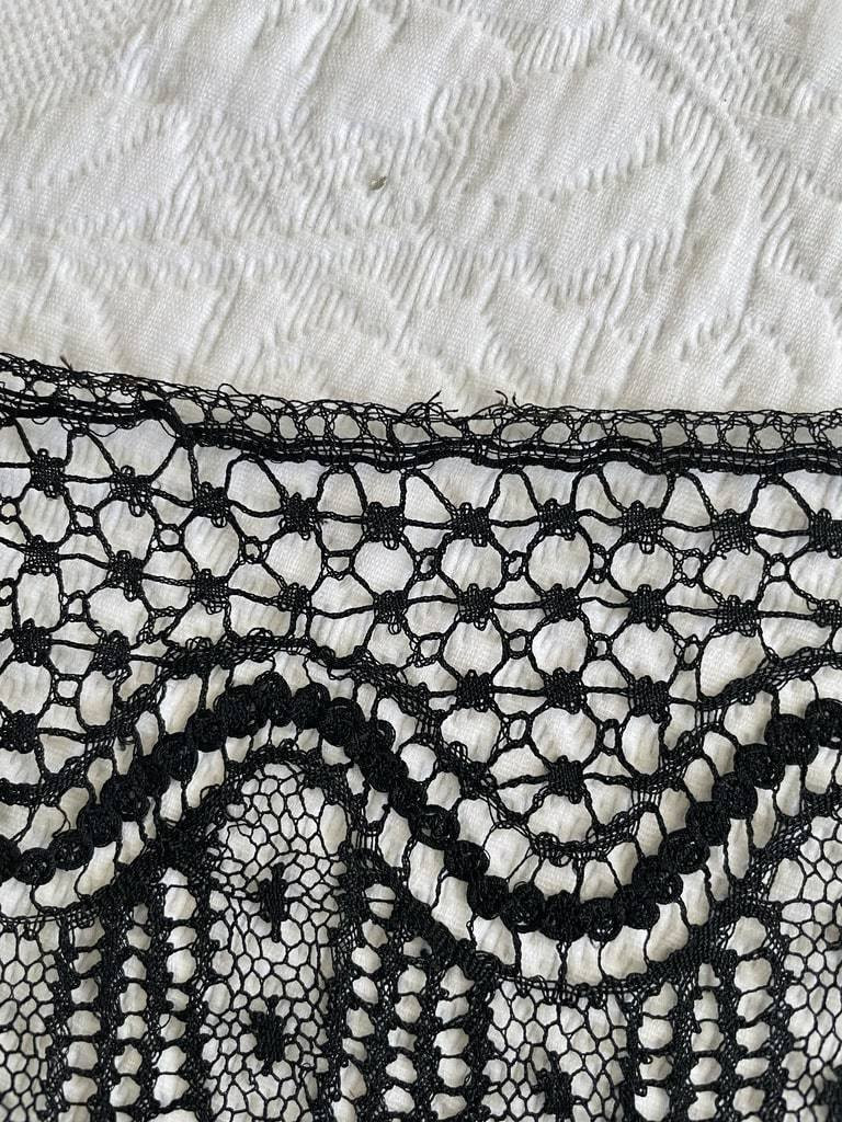 Long Flounce In Black Silk Guipure - Antique Bobbin Lace From Le Puy-en-velay --photo-3