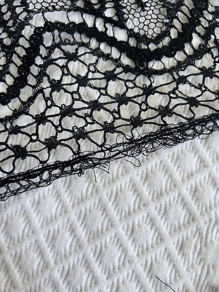 Long Flounce In Black Silk Guipure - Antique Bobbin Lace From Le Puy-en-velay --photo-4