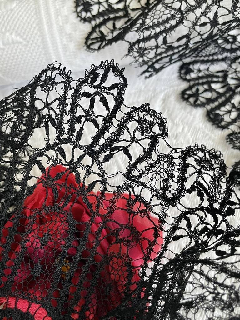 Long Flounce In Black Silk Guipure - Antique Bobbin Lace From Le Puy-en-velay --photo-2