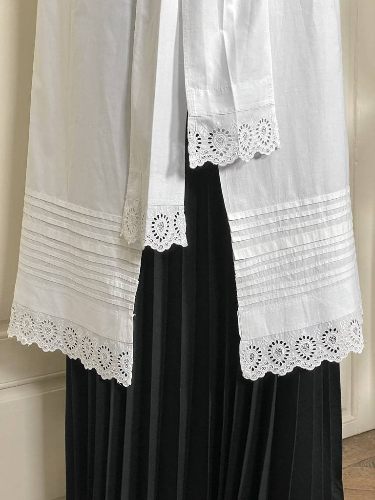 Serving Apron In Fine Cotton Percale With Pockets And Religious Pleats - Antique Linens-photo-4