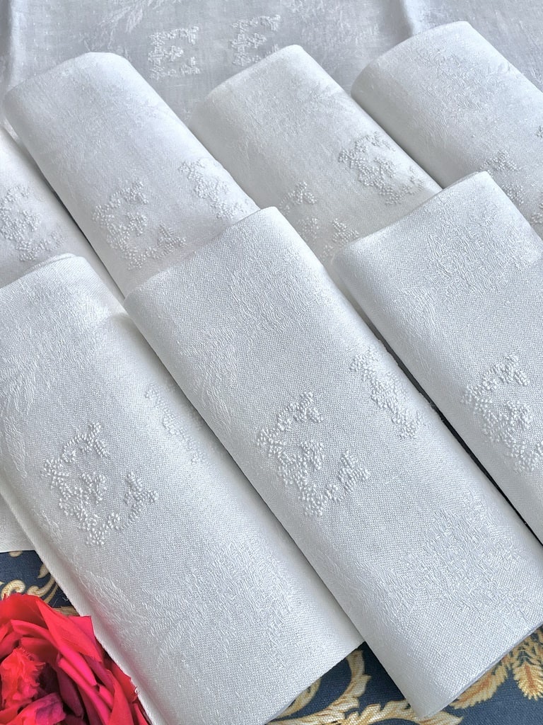 Suite de 9 serviettes de table en lin damassé E-E brodées main Décor fleurdelisé - Linge ancien