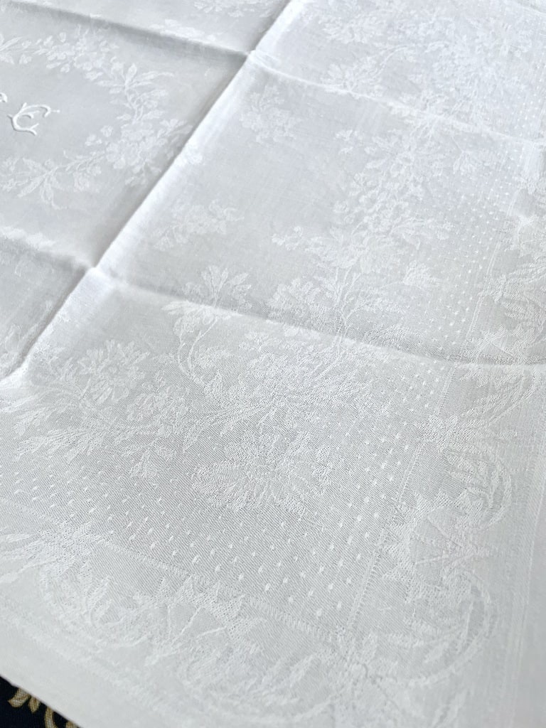 12 Napkins Marked "b.e."—daisy Design In Linen Damask—vintage Linens-photo-2
