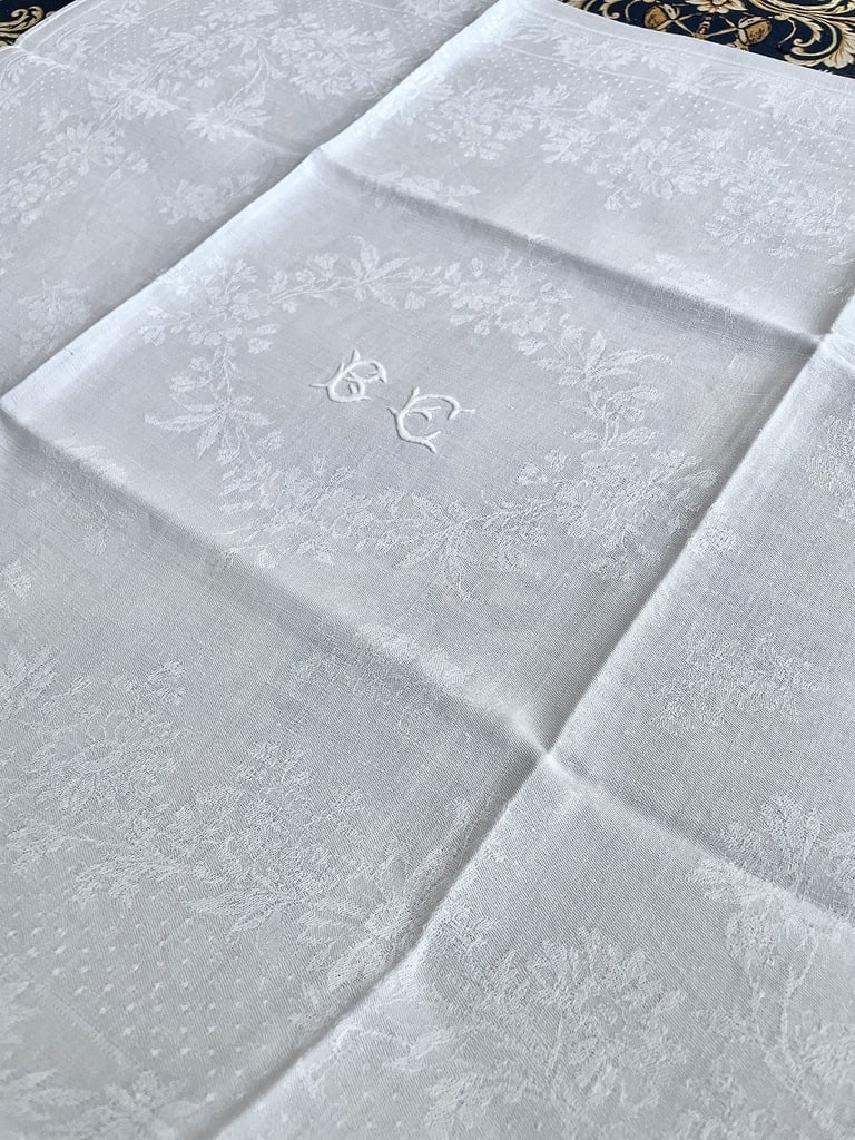 12 Napkins Marked "b.e."—daisy Design In Linen Damask—vintage Linens-photo-4
