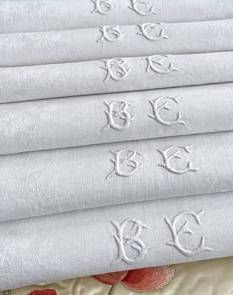 12 Napkins Marked "b.e."—daisy Design In Linen Damask—vintage Linens-photo-1