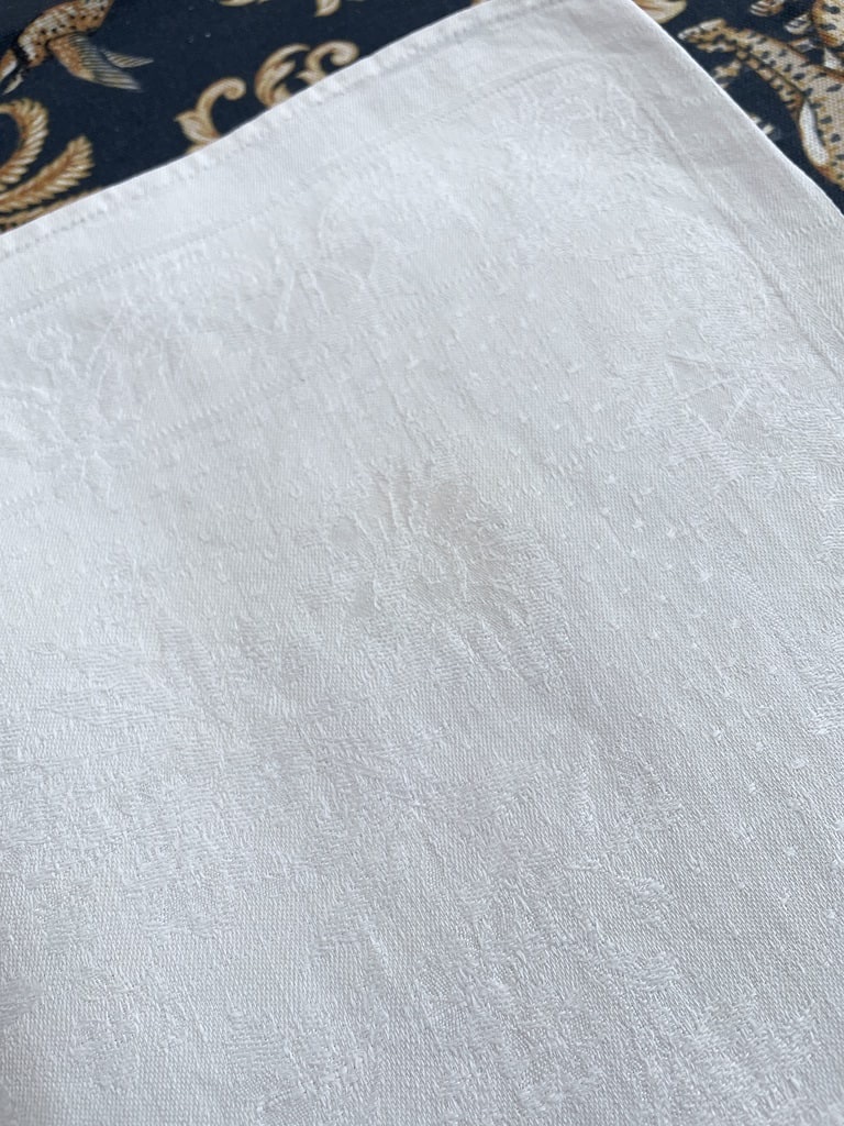 12 Napkins Marked "b.e."—daisy Design In Linen Damask—vintage Linens-photo-2