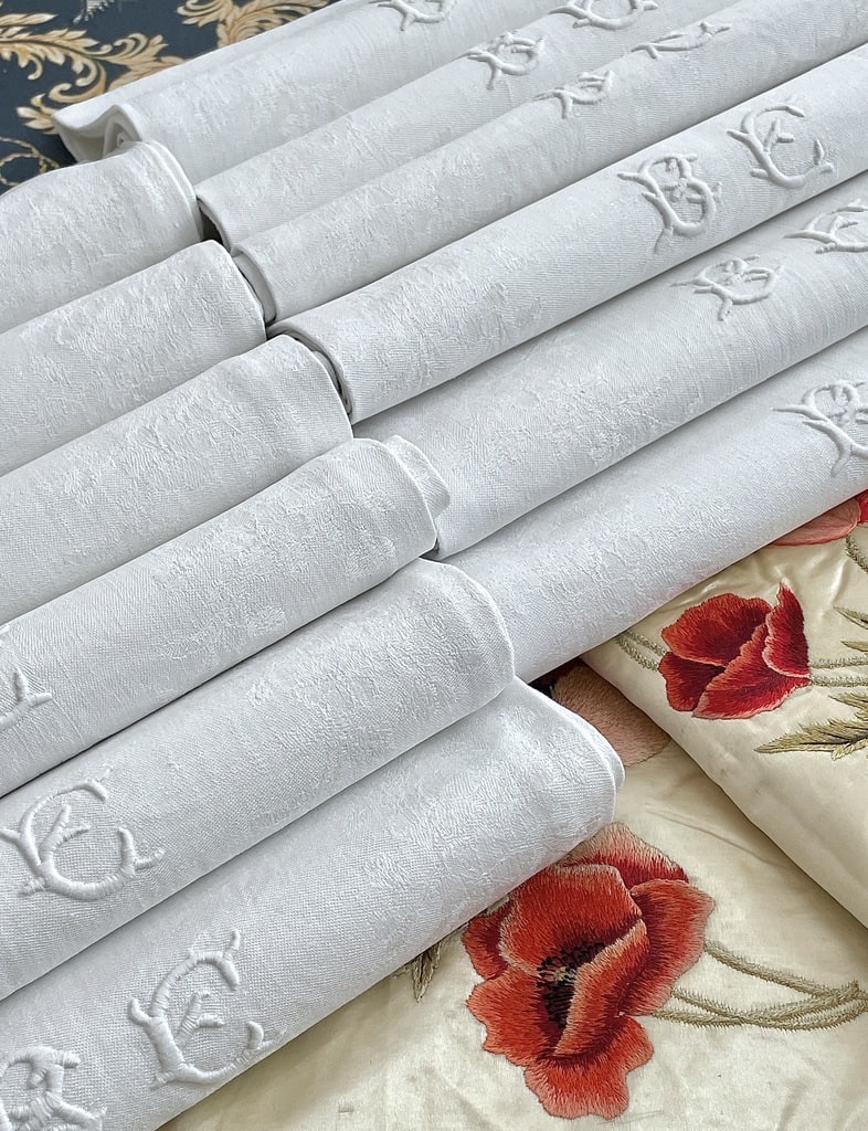 12 Napkins Marked "b.e."—daisy Design In Linen Damask—vintage Linens-photo-3