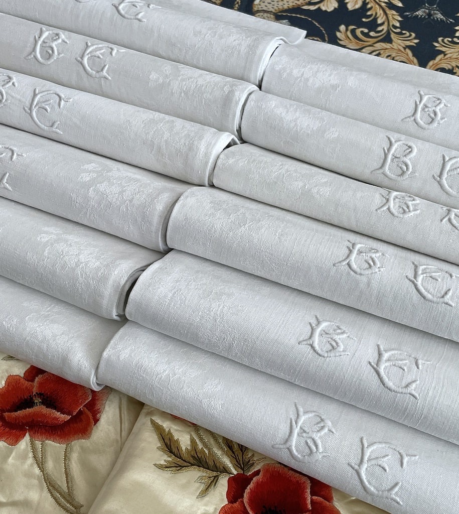 12 Napkins Marked "b.e."—daisy Design In Linen Damask—vintage Linens