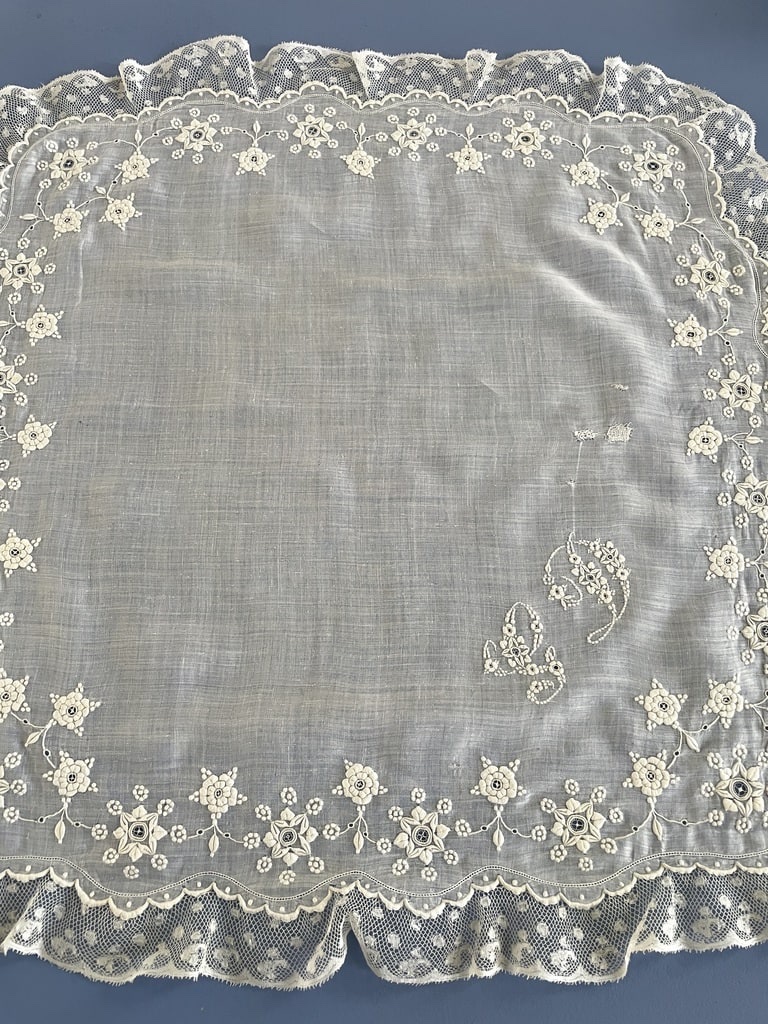 Gd Monogrammed Wedding Handkerchief - Valenciennes Lace And Passionflower Garland-photo-4