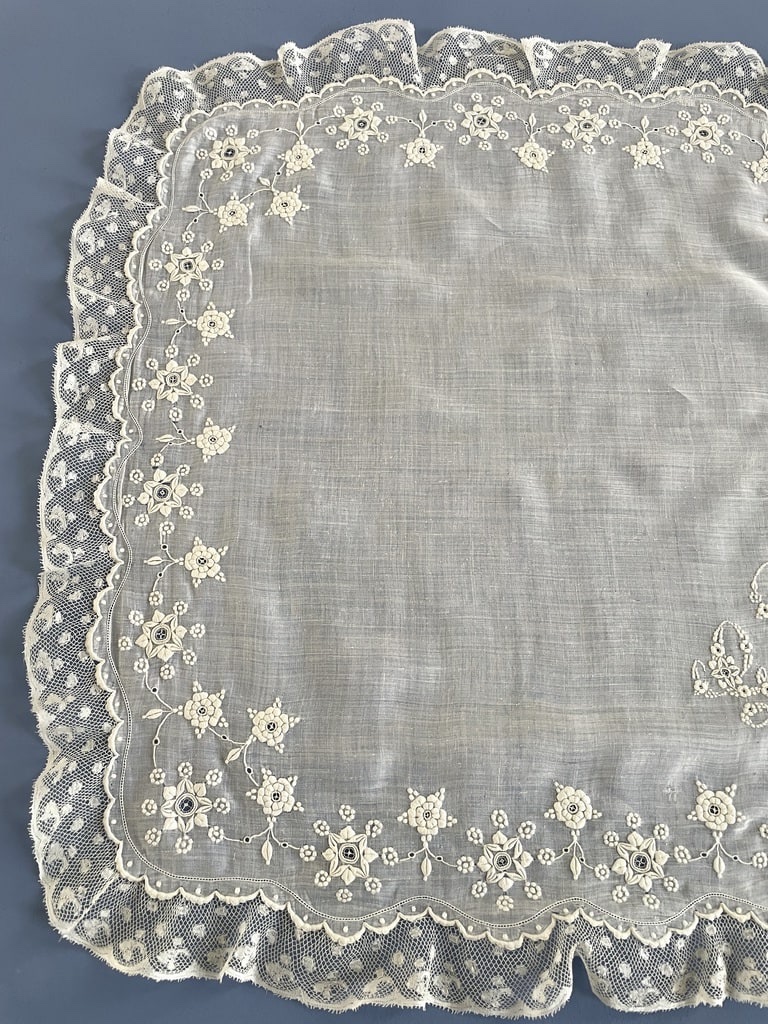 Gd Monogrammed Wedding Handkerchief - Valenciennes Lace And Passionflower Garland-photo-1