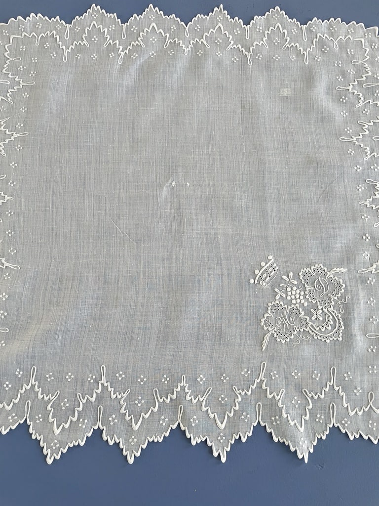 Mouchoir de Mariée en batiste - Initiales M-D surmontées d'une couronne Comtale - Linge ancie-photo-3
