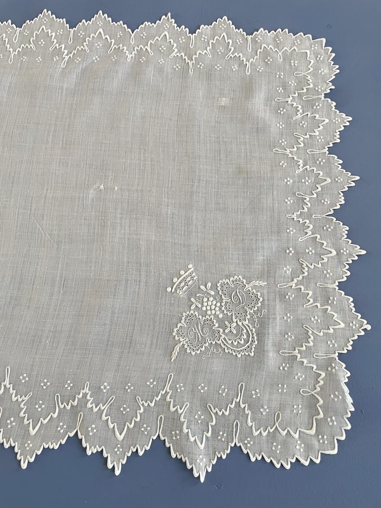 Mouchoir de Mariée en batiste - Initiales M-D surmontées d'une couronne Comtale - Linge ancie-photo-1