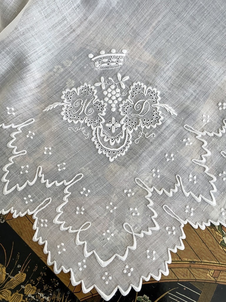 Mouchoir de Mariée en batiste - Initiales M-D surmontées d'une couronne Comtale - Linge ancie-photo-5