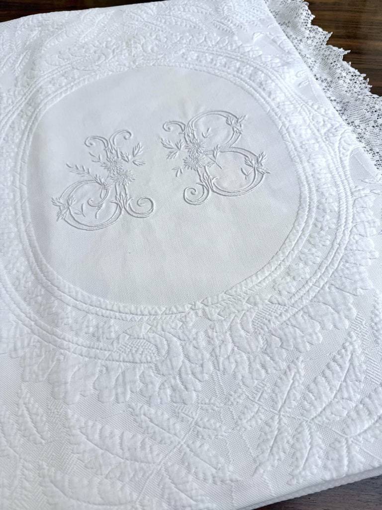 Couverture de Mariage en piqué de coton blanc gaufré - Initiales JB - Fin XIXème 