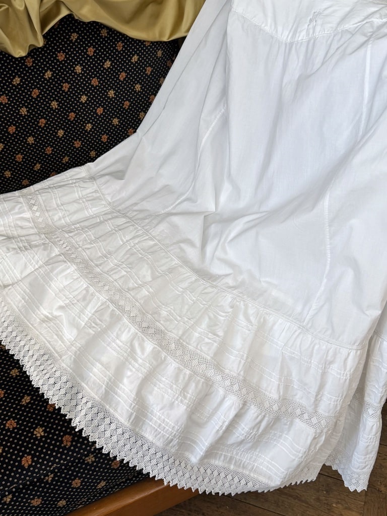 Jupon blanc en coton avec petits plis à l'ongle et dentelle au crochet - Début XXe-photo-2