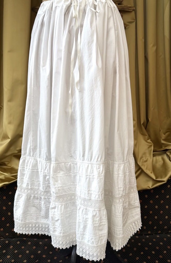 Jupon blanc en coton avec petits plis à l'ongle et dentelle au crochet - Début XXe-photo-3