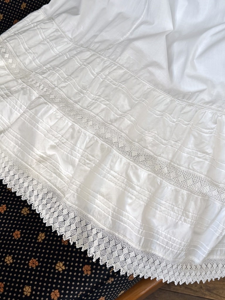 Jupon blanc en coton avec petits plis à l'ongle et dentelle au crochet - Début XXe-photo-4