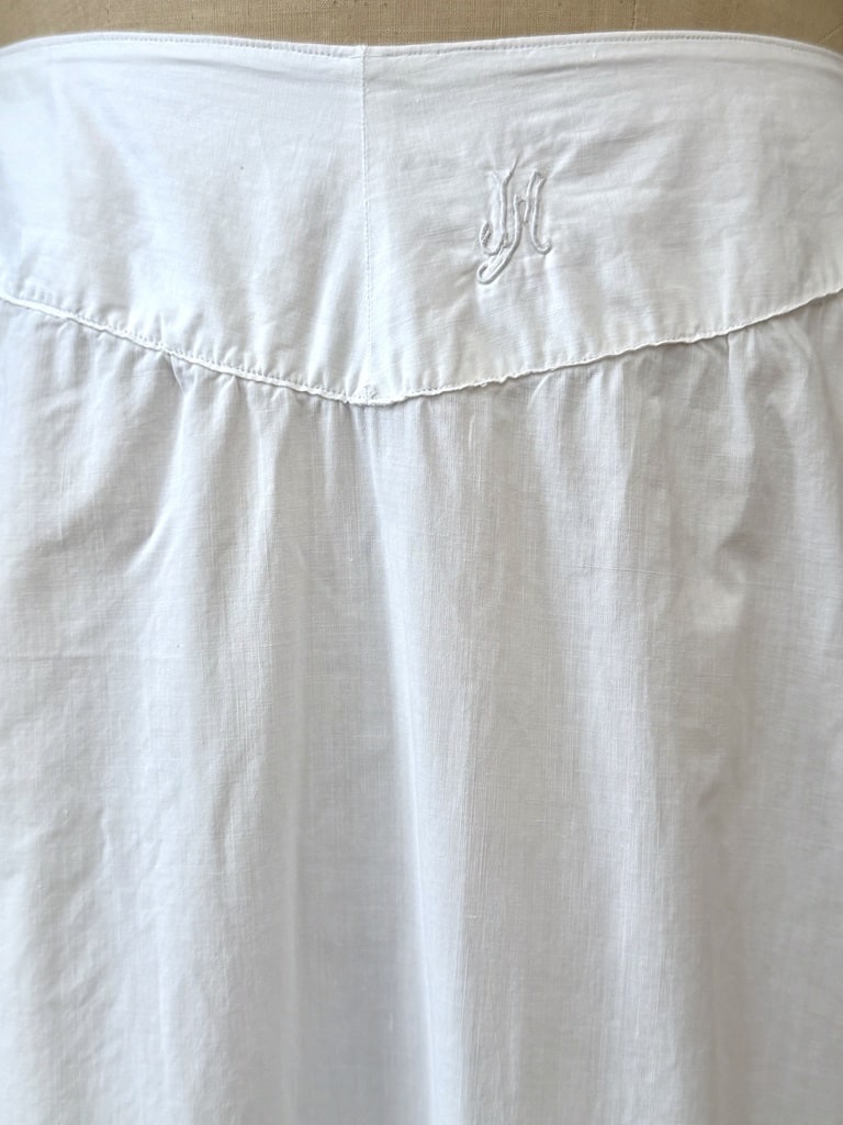 Jupon blanc en coton avec petits plis à l'ongle et dentelle au crochet - Début XXe-photo-1