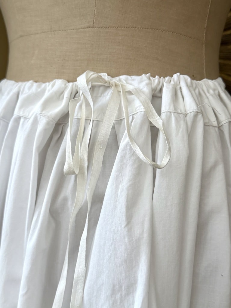 Jupon blanc en coton avec petits plis à l'ongle et dentelle au crochet - Début XXe-photo-2