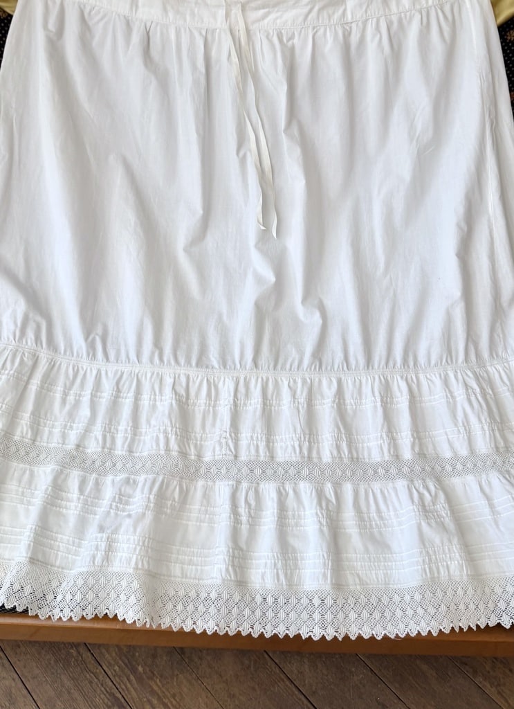 Jupon blanc en coton avec petits plis à l'ongle et dentelle au crochet - Début XXe-photo-5