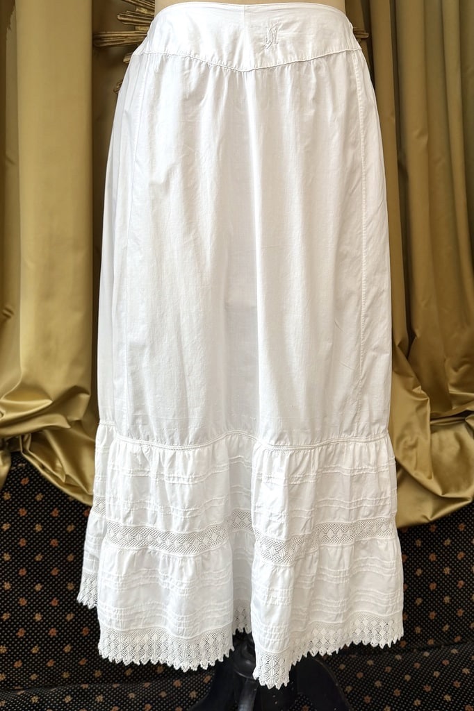 Jupon blanc en coton avec petits plis à l'ongle et dentelle au crochet - Début XXe