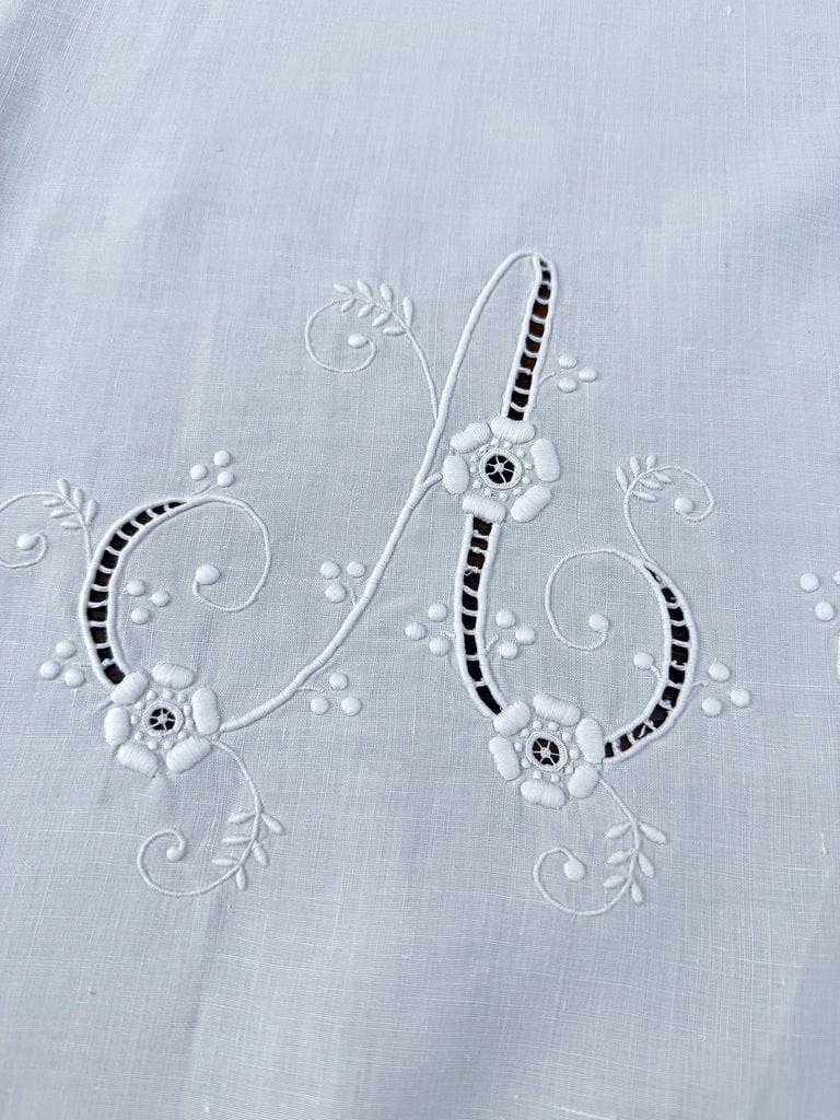 Drap ancien chiffré A-M en fil de lin - Broderie Richelieu Renaissance - Trousseau du XIXe-photo-2