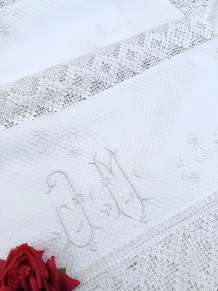 Dessus de lit chiffré JM - Piqué de coton blanc et dentelle au crochet - linge ancien-photo-2