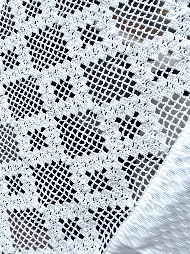 Dessus de lit chiffré JM - Piqué de coton blanc et dentelle au crochet - linge ancien-photo-1