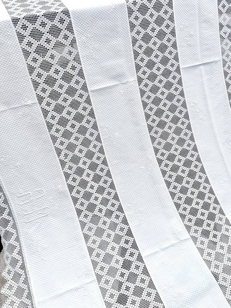 Dessus de lit chiffré JM - Piqué de coton blanc et dentelle au crochet - linge ancien