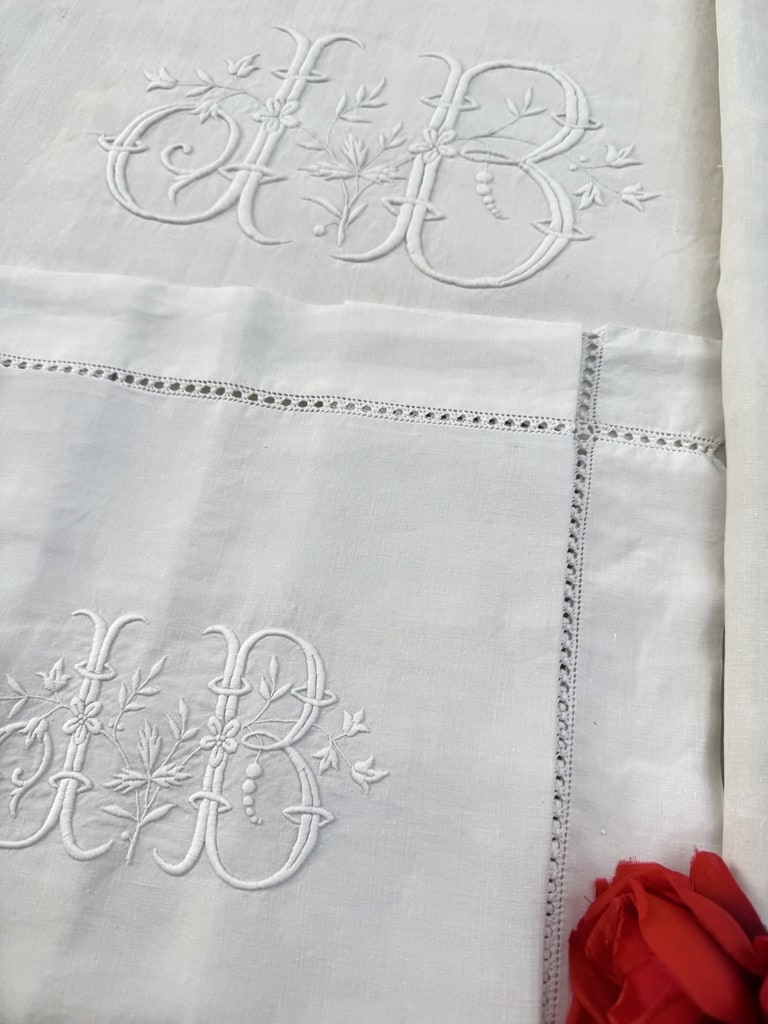 Drap ancien en grande largeur avec sa taie d'oreiller - Chiffrés JB - Fin XIXe siècle