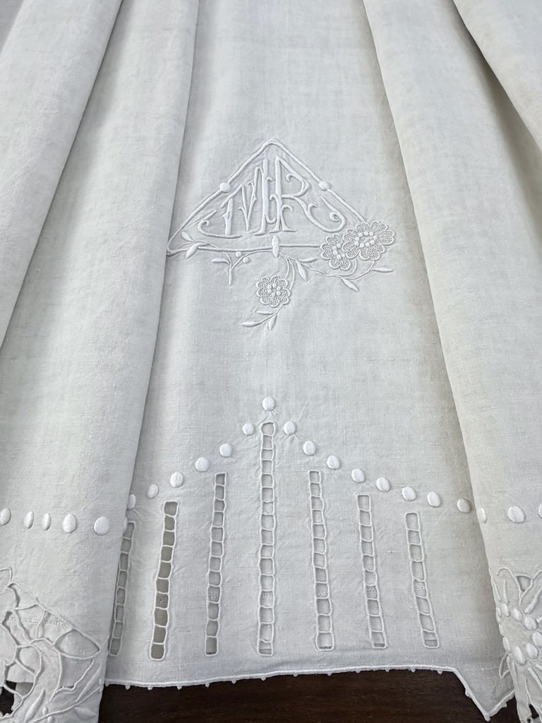 Drap en lin - Initiales MR brodées main - Décor de  jours et Broderie blanche - Linge ancien-photo-3
