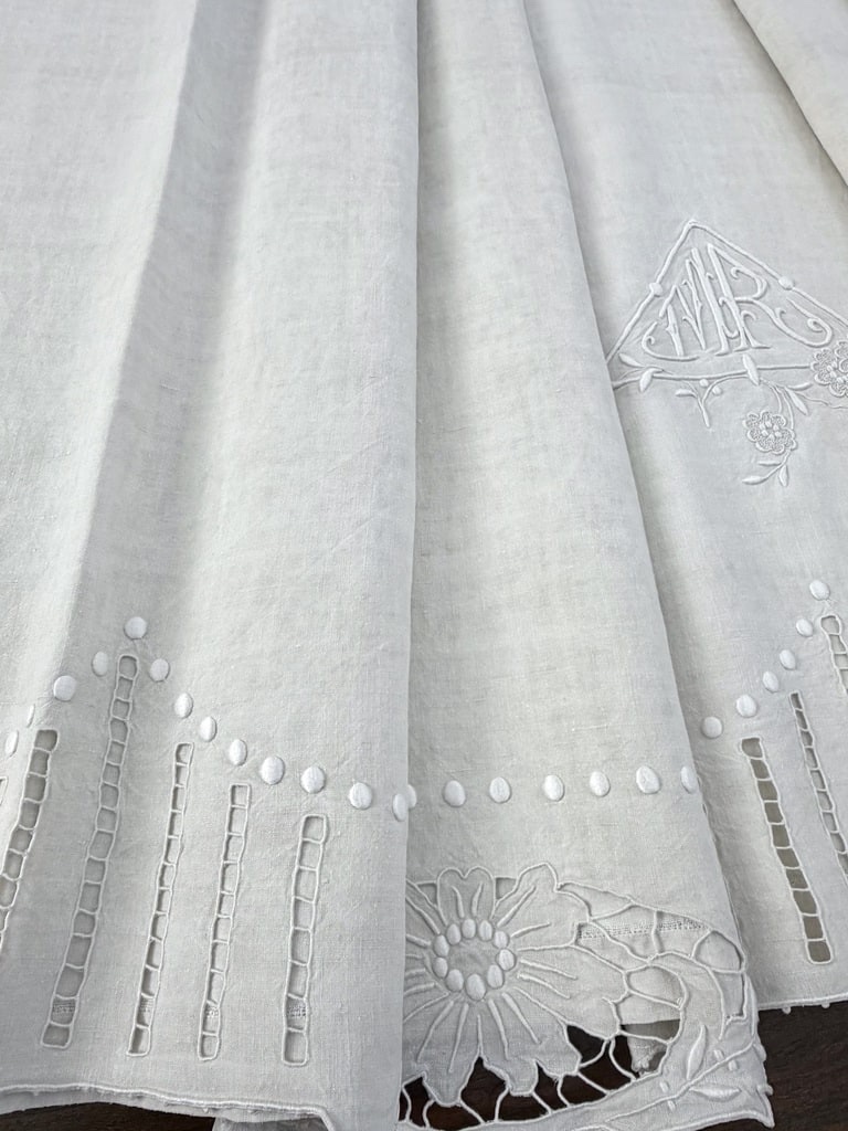 Drap en lin - Initiales MR brodées main - Décor de  jours et Broderie blanche - Linge ancien-photo-1