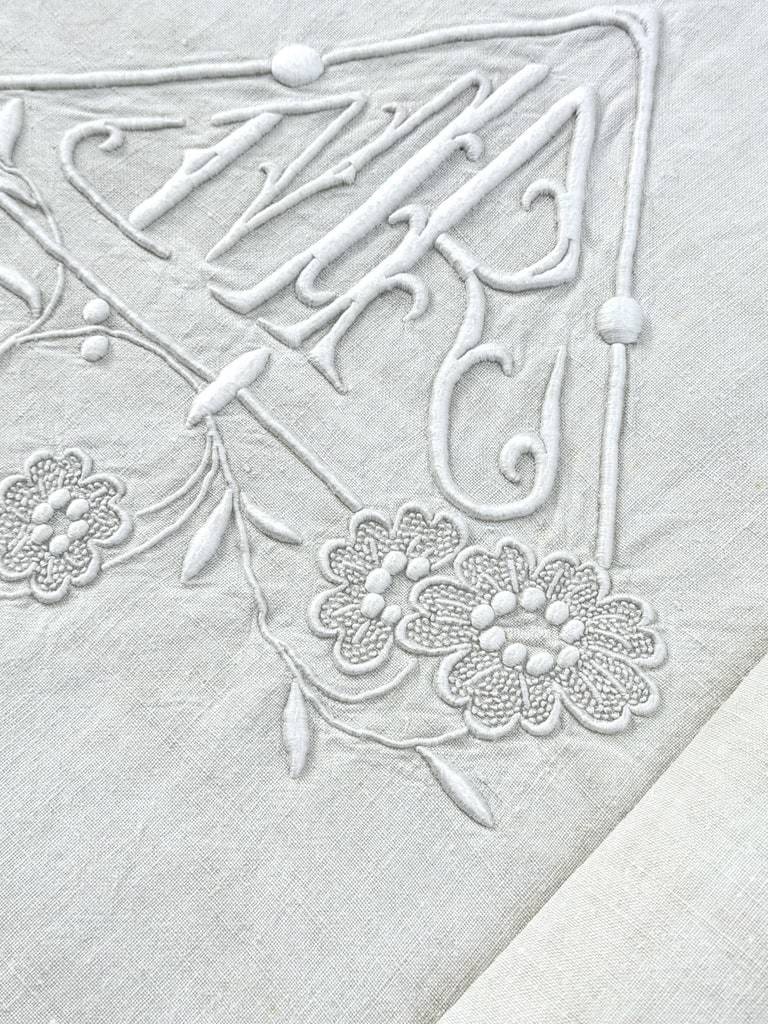 Drap en lin - Initiales MR brodées main - Décor de  jours et Broderie blanche - Linge ancien-photo-3