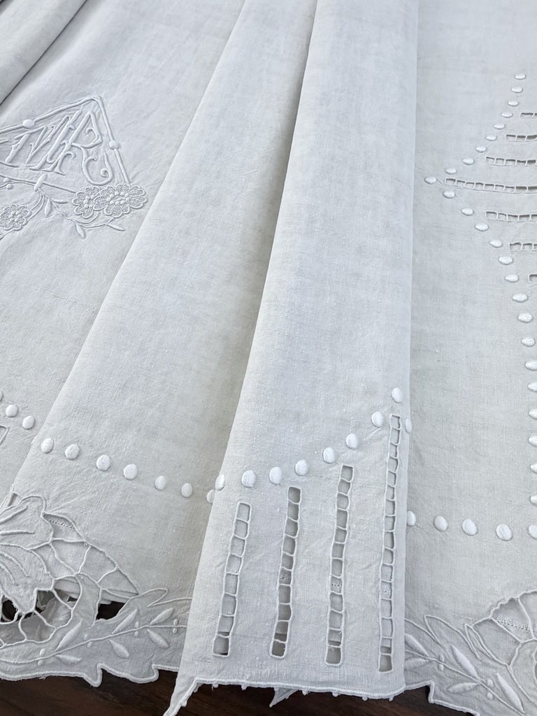 Drap en lin - Initiales MR brodées main - Décor de  jours et Broderie blanche - Linge ancien-photo-5