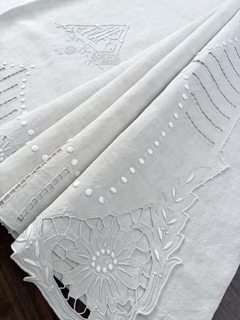 Drap en lin - Initiales MR brodées main - Décor de  jours et Broderie blanche - Linge ancien